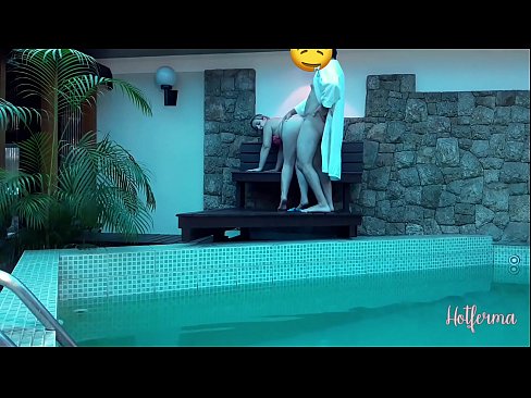 ❤️ Bulla ancillam ad piscinam invitat, sed fervido resistere non potuit Porno  at la.xsexshop.ru